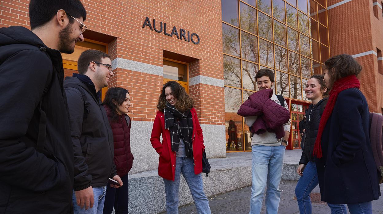 Estudiantes, antes de la crisis de la pandemia, frente a un edificio docente de la Universidad Rey Juan Carlos