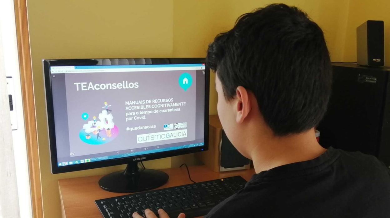 Un niño de la Federación utilizando los recursos de la nueva página de información sobre el Covid-19