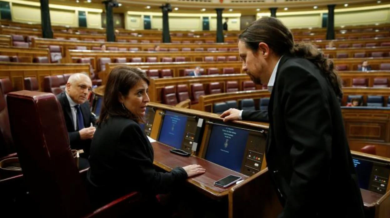 La portavoz del PSOE en el Congreso, Adriana Lastra, charla con el vicepresidente segundo del Gobierno, Pablo Iglesias