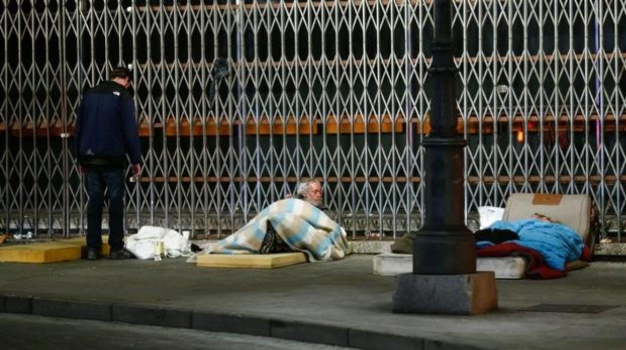 Tres personas pernoctan junto al Teatro Real Cinema (imagen de archivo)