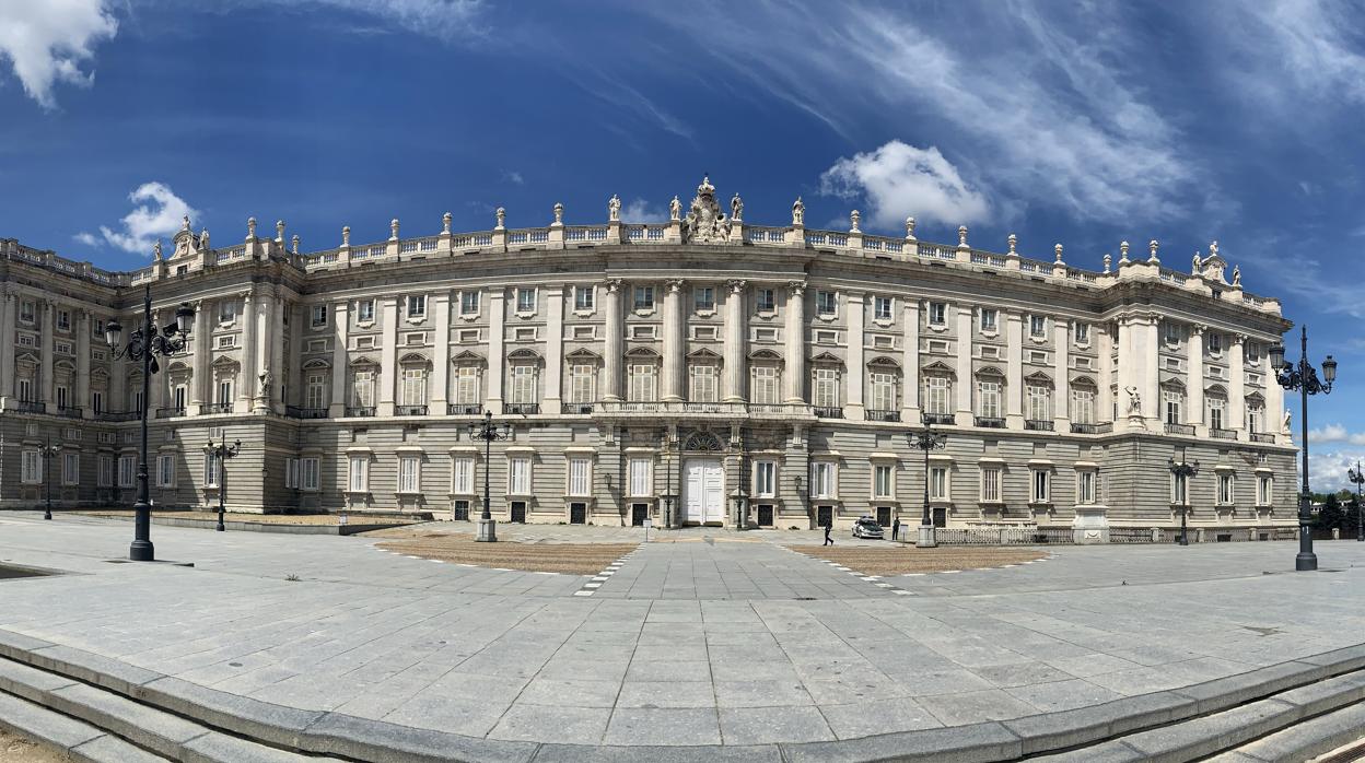 Las inmediaciones del Palacio Real, desiertas, en plena pandemia del Covid-19