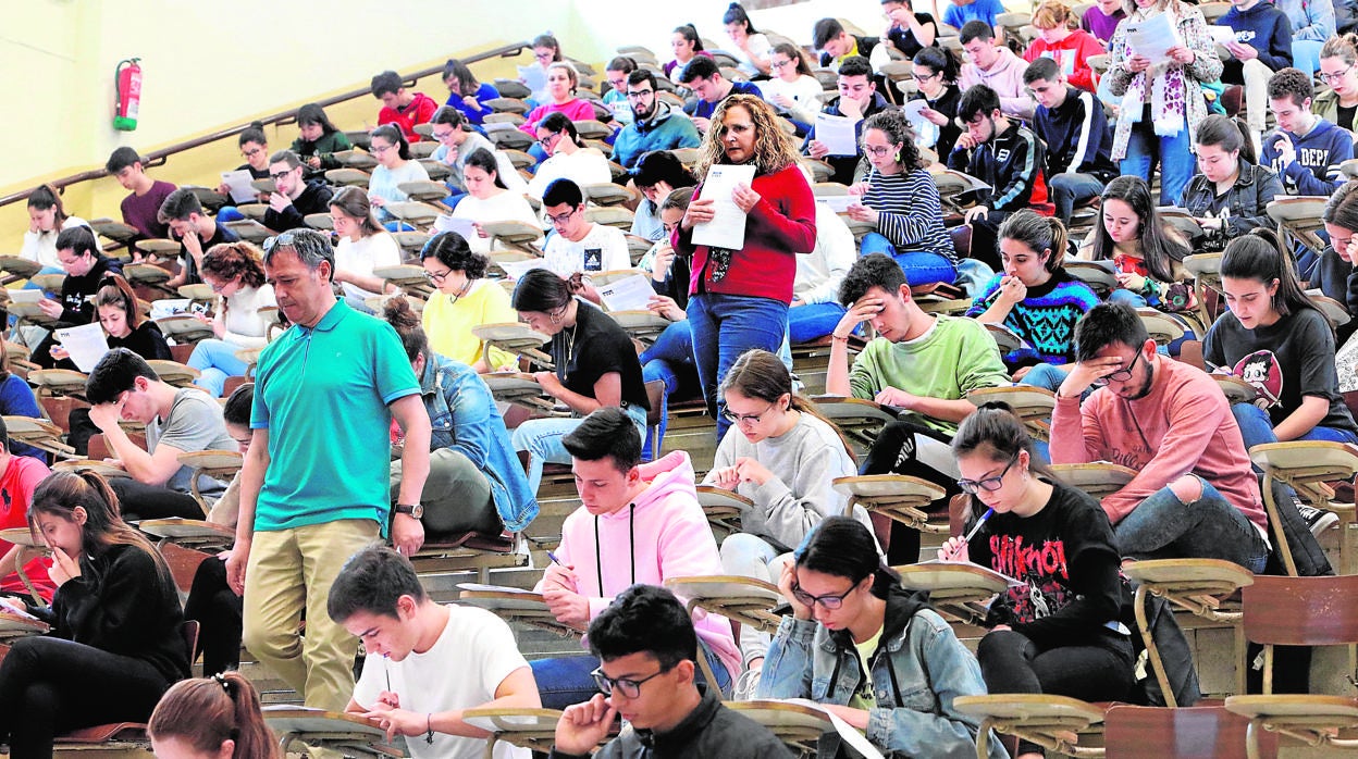 Un grupo de estudiantes, en la convocatoria de la EBAU de 2019