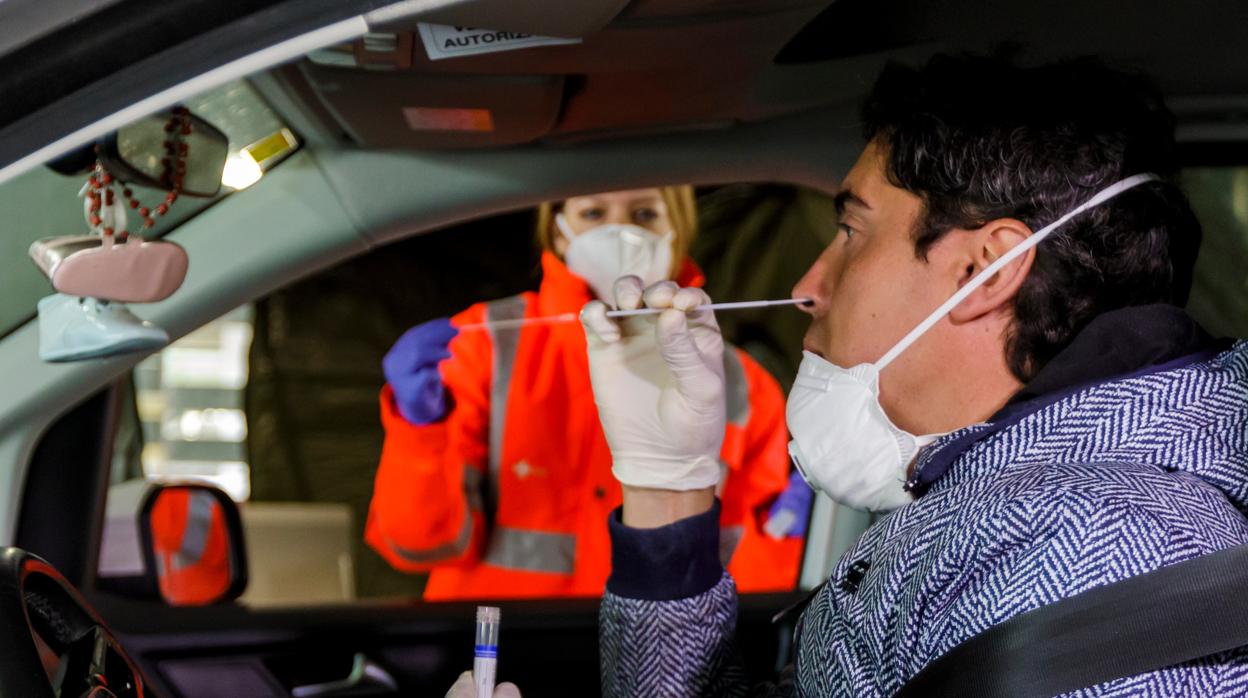 Toma de muestras desde el coche en el Hospital Río Hortega de Valladolid