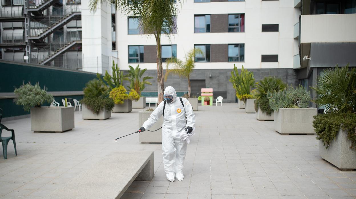 Un miembro de la UME trabaja en la desinfección del centro sanitario Sant Jordi