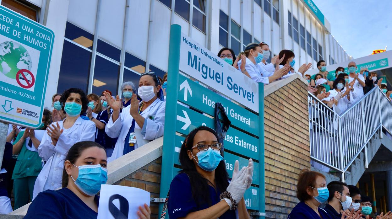 Aplausos tras el minuto de silencio con el que se recordó este miércoles al trabajador de limpieza del hospital Miguel Servet de Zaragoza que ha fallecido por el coronavirus