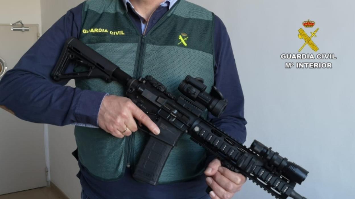 Versión civil de un fusil M-16, una de las armas incautadas