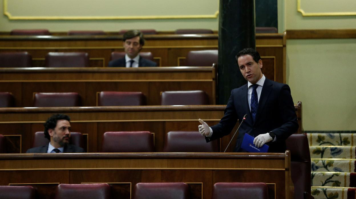 El secretario general del PP, Teodoro García Egea, pregunta al vicepresidente Iglesias