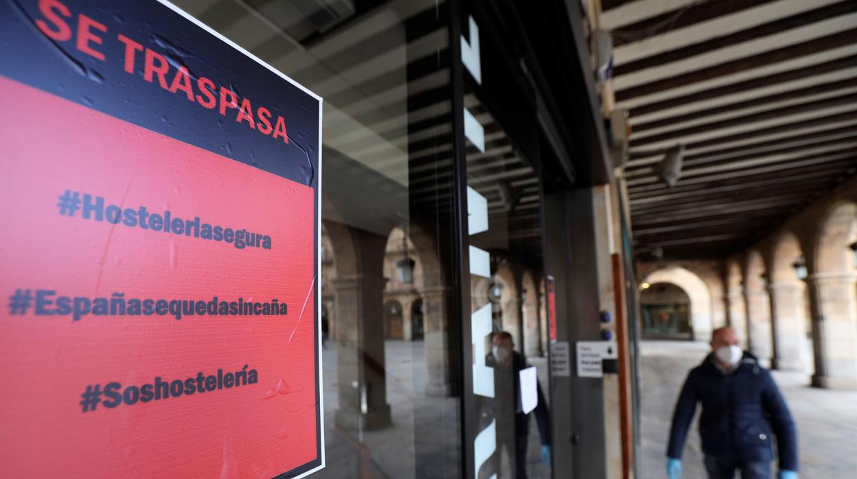 Imagen de uno de los carteles colgados en un bar de la Plaza Mayor de Salamanca