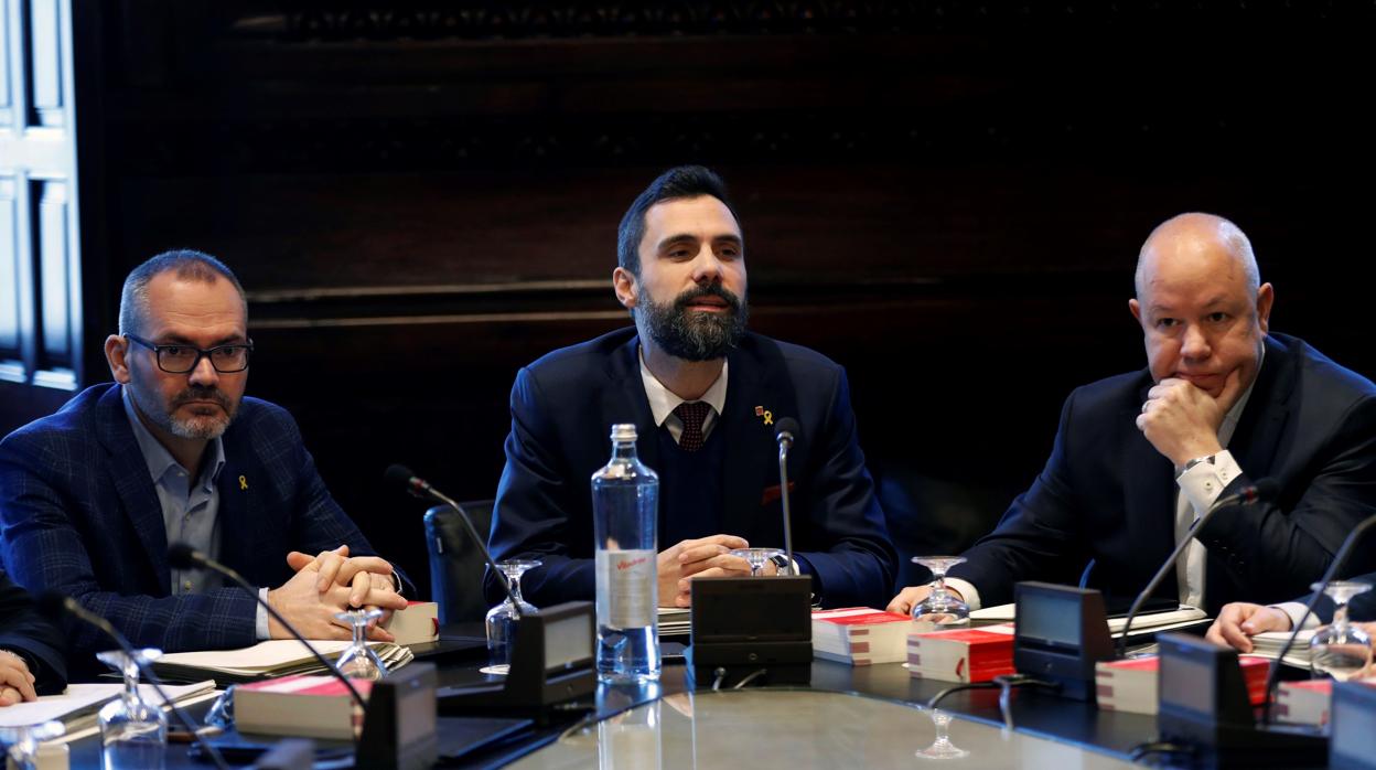 Roger Torrent, Josep Costa y un representante de Ciudadanos en la Mesa del Parlament