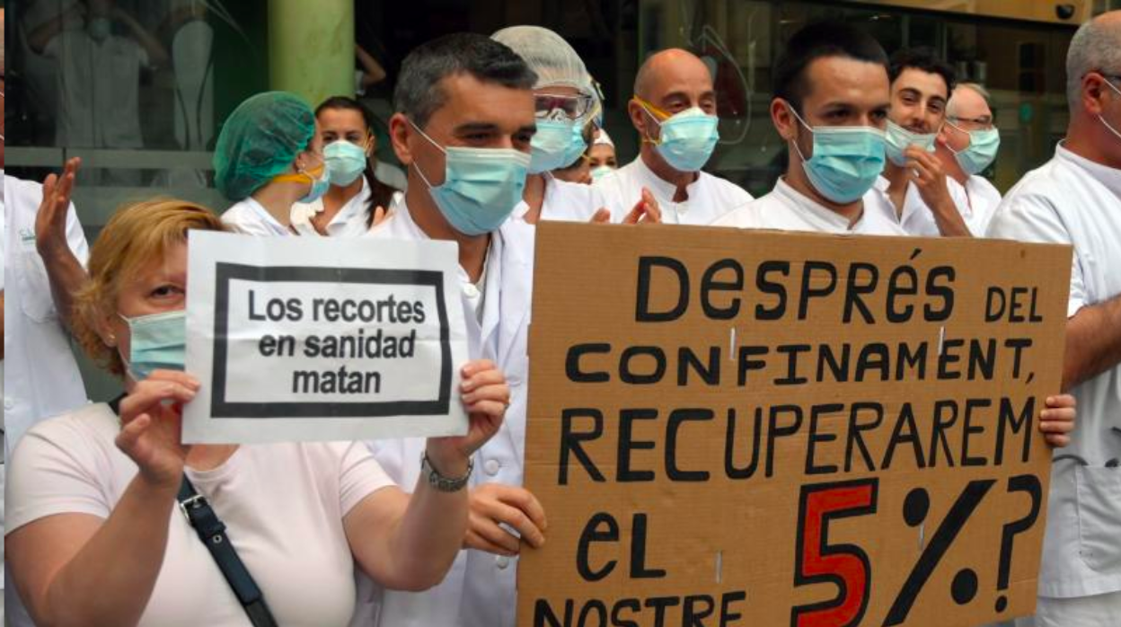 Sanitarios de Barcelona protestando por los recortes, ayer, 29 de abril