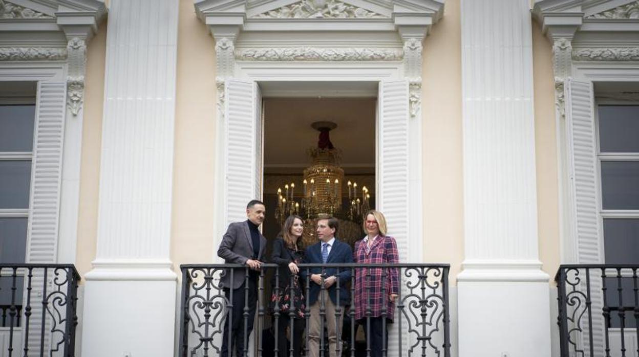 El alcalde de Madrid, José Luis Martínez-Almeida, junto a la delegad de Cultura, Andrea Levy, y los directores del Español, Natalia Menéndez y Luis Luque