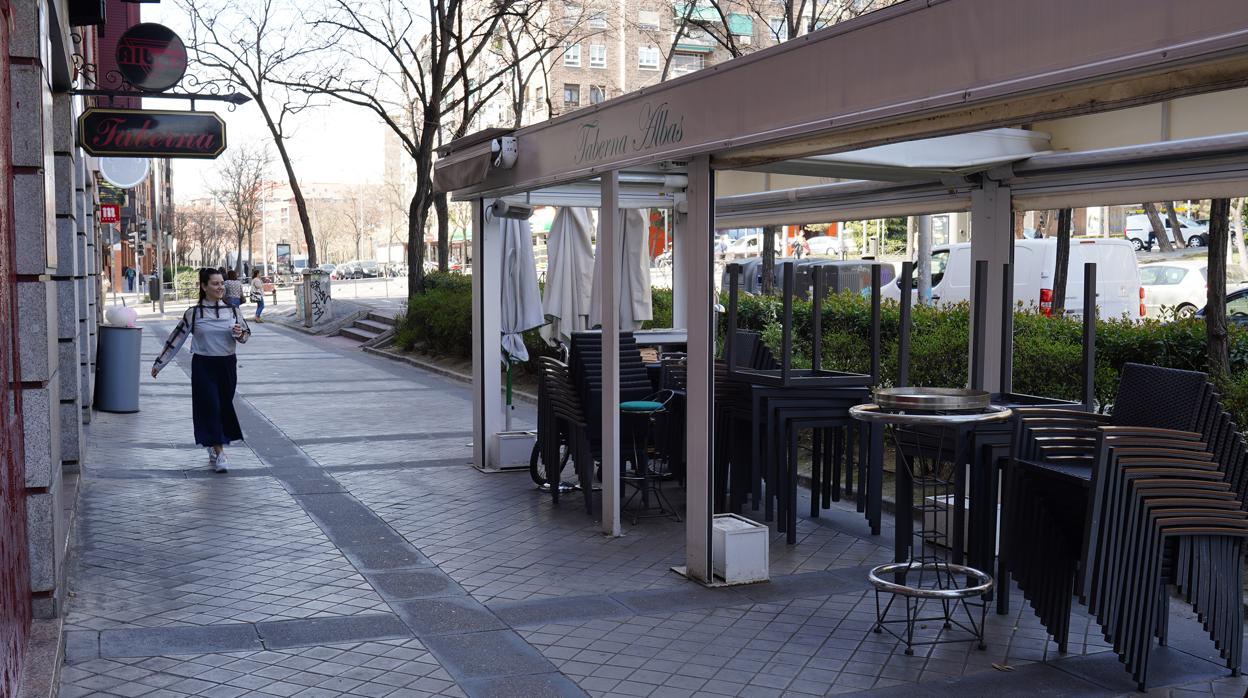 Las mesas y sillas apiladas de una terraza cerrada