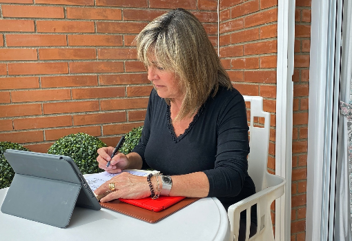 Nuria Marin, trabajando desde su casa, estos días