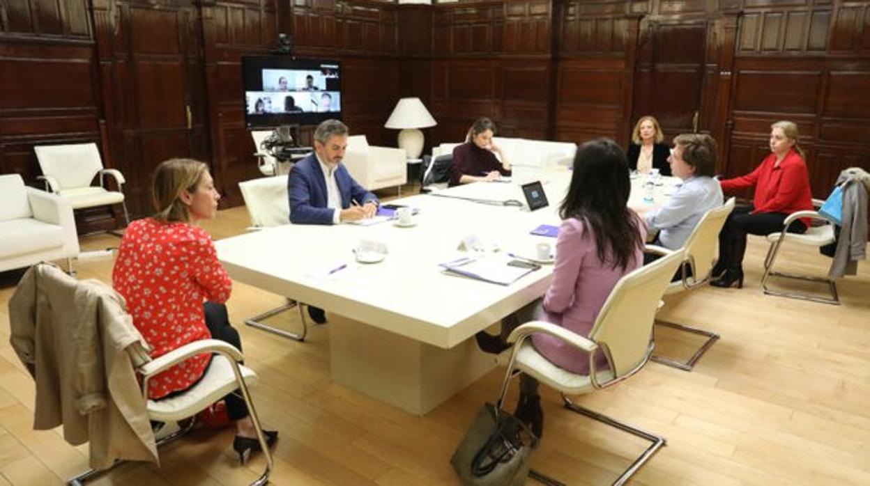 El alcalde José Luis Martínez-Almeida junto a parte de los delegados en Cibeles y por videoconferencia con el resto