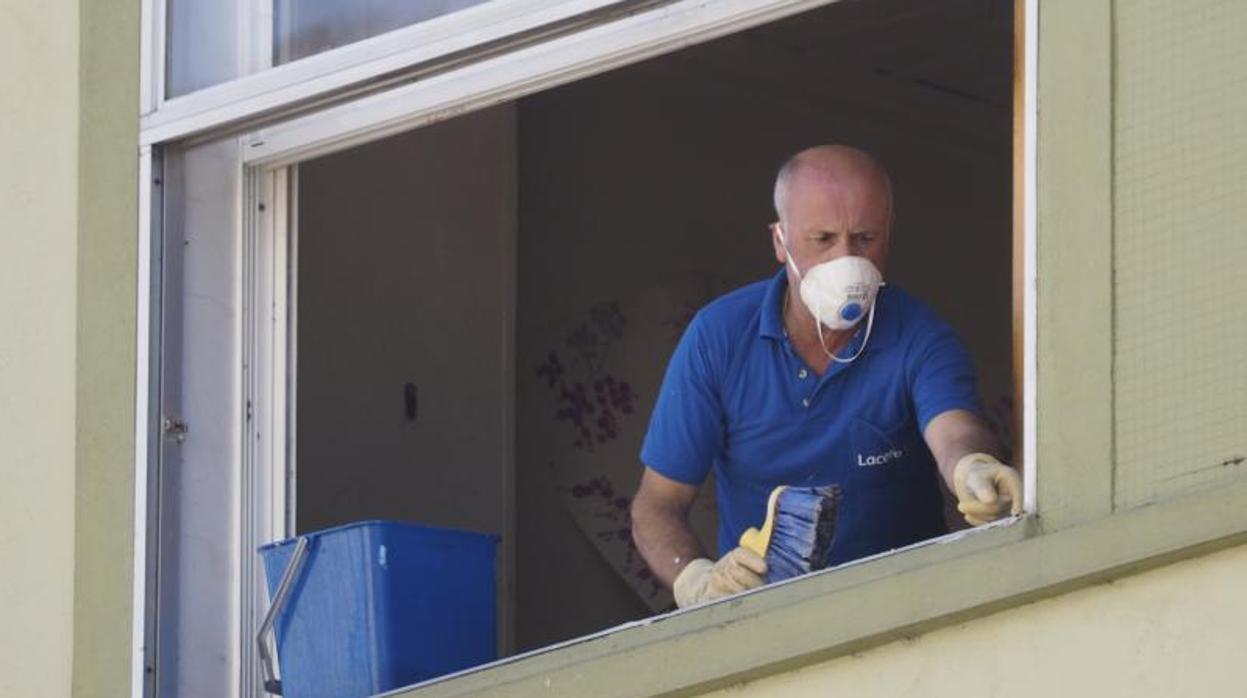 Un operario, aplicado a la limpieza de un edificio