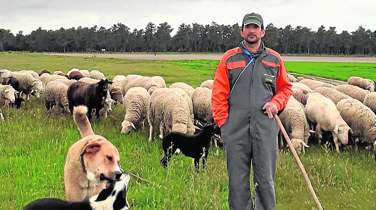 Eduardo Antona posa junto a sus ovejas en el campo