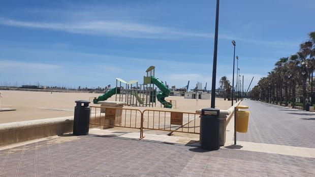 Valencia abre las playas para los paseos, los niños y los deportistas y prohíbe el baño y tomar el sol