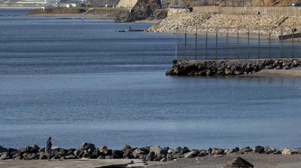 El espigón del Tarajal, en aguas españolas, y en segundo plano la costa marroquí