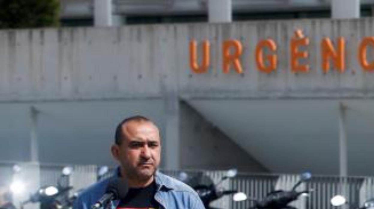 Los líderes de CC.OO y UGT en Cataluña, Javier Pacheco (izq.) y Camil Ros, este viernes ante el Hopsital del Mar