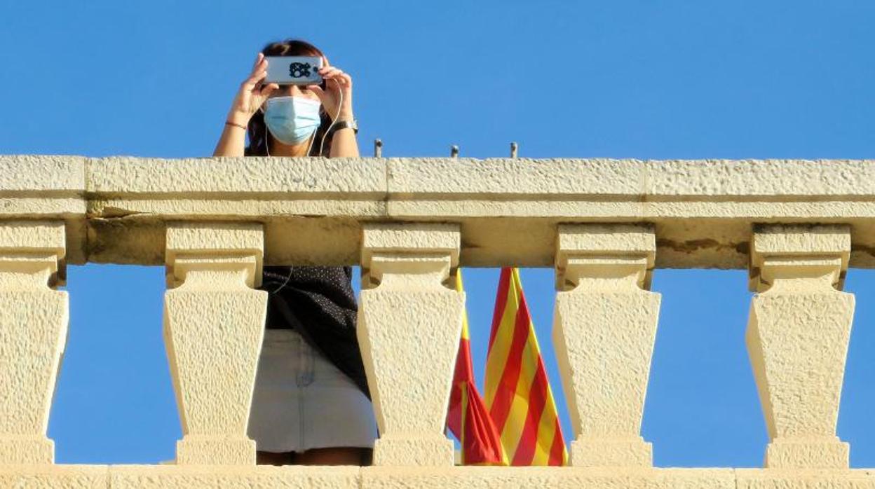 Una mujer hace fotos con el móvil este sábado en la primera salida del confinamiento por franjas horarias