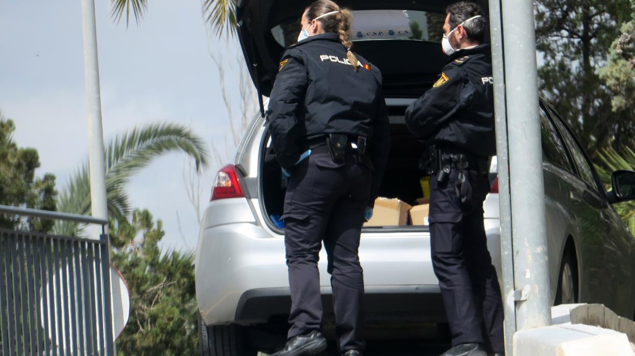 Imagen de dos policias hoy en Alicante