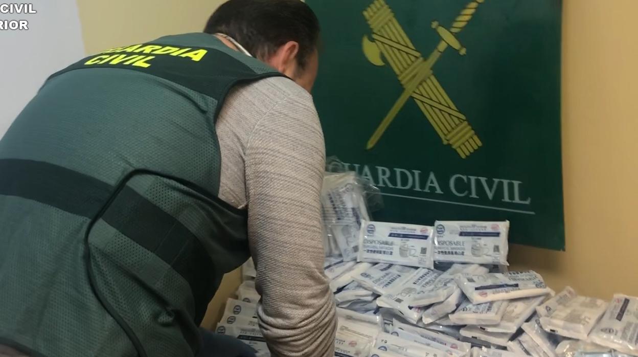 Detención de dos personas en Ávila por vender mascarillas sin homologar