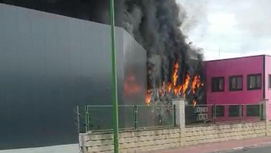 Cinco dotaciones de Bomberos controlan un incendio en una nave de plásticos en Segovia