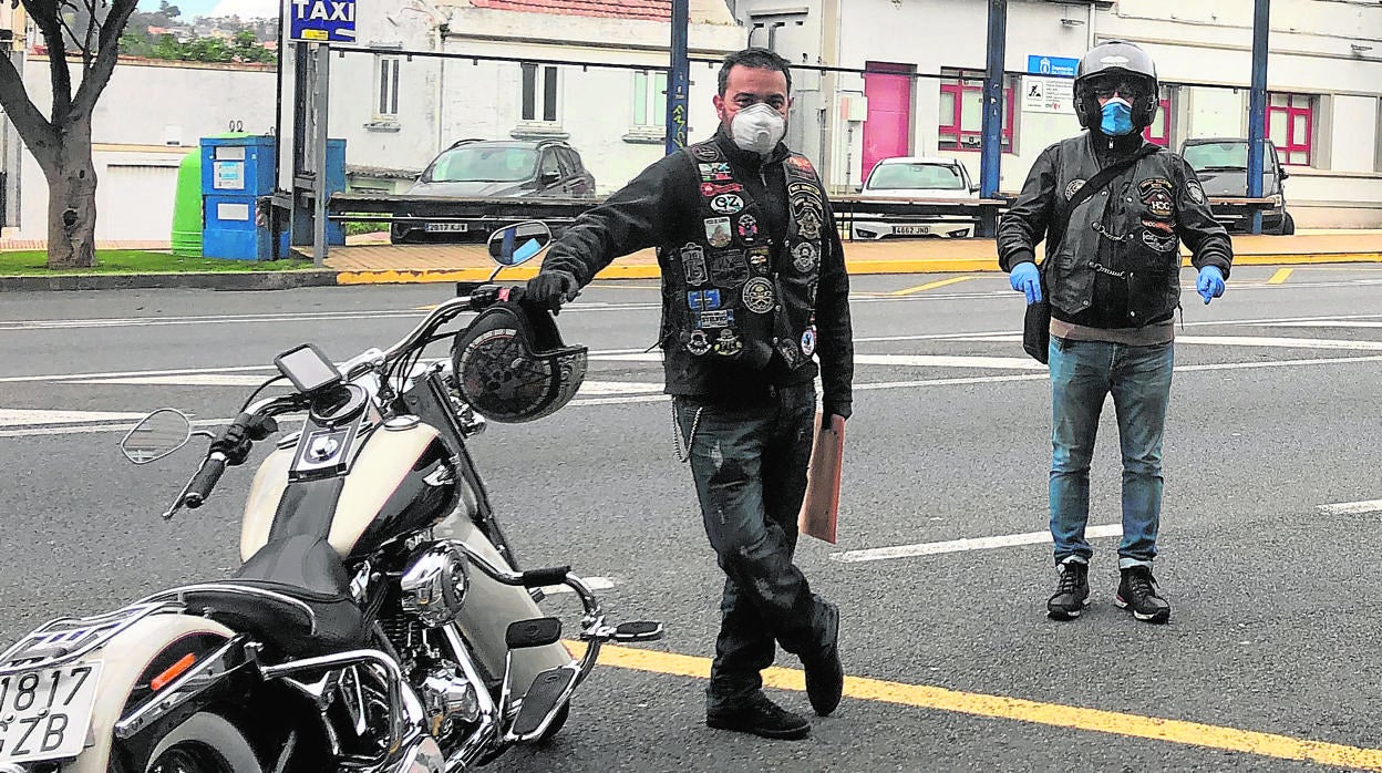 Miembros de H.O.G. Coruña Chapter en una de las entregas