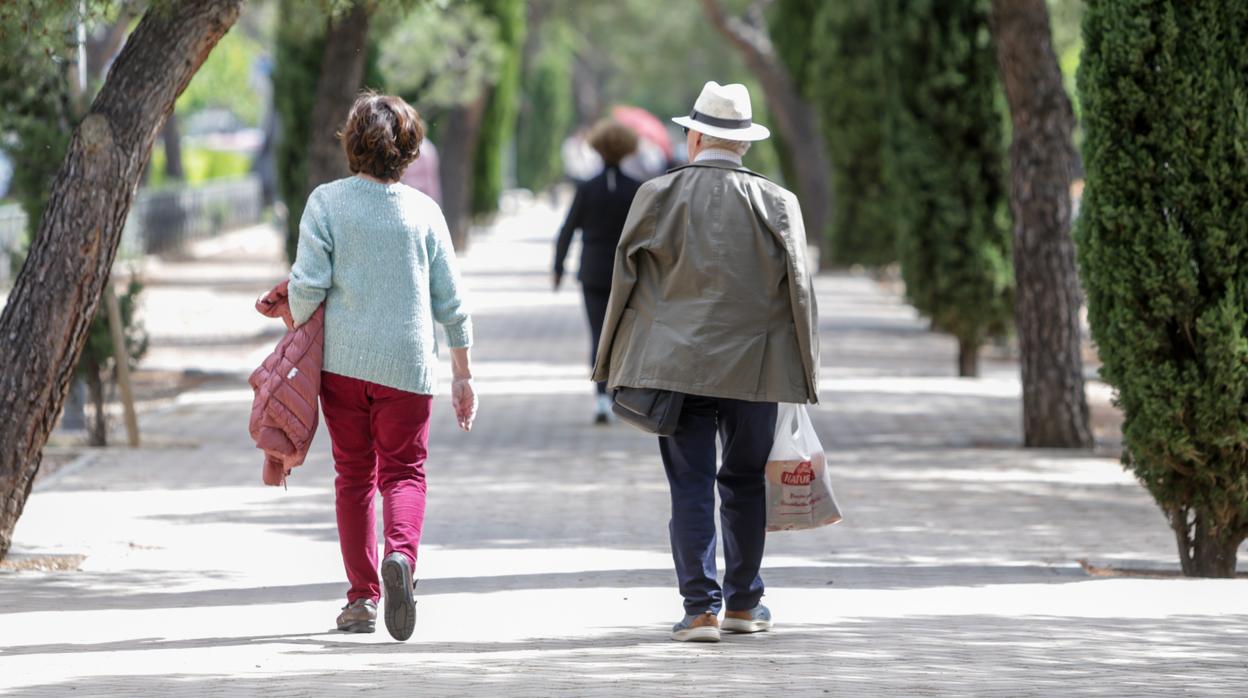 Muere un hombre mientras paseaba por Madrid y un ciclista se encuentra grave por un infarto