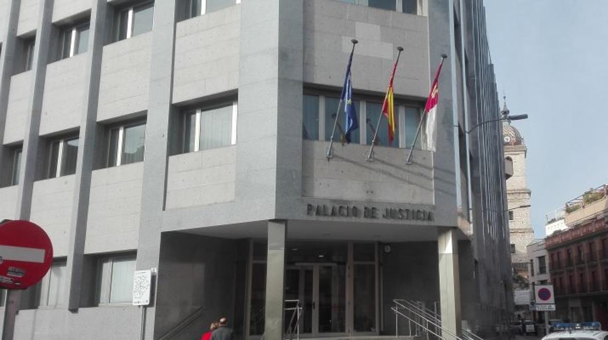 En la imagen de archivo, entrada principal a la Audiencia Provincial de Ciudad Real