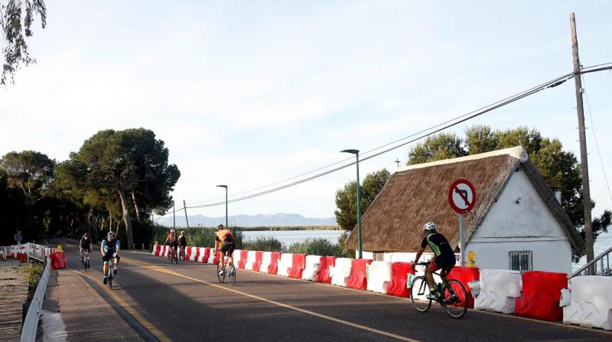 Ciclistas circulan por una carretera secundaria cerca de Valencia, este domingo