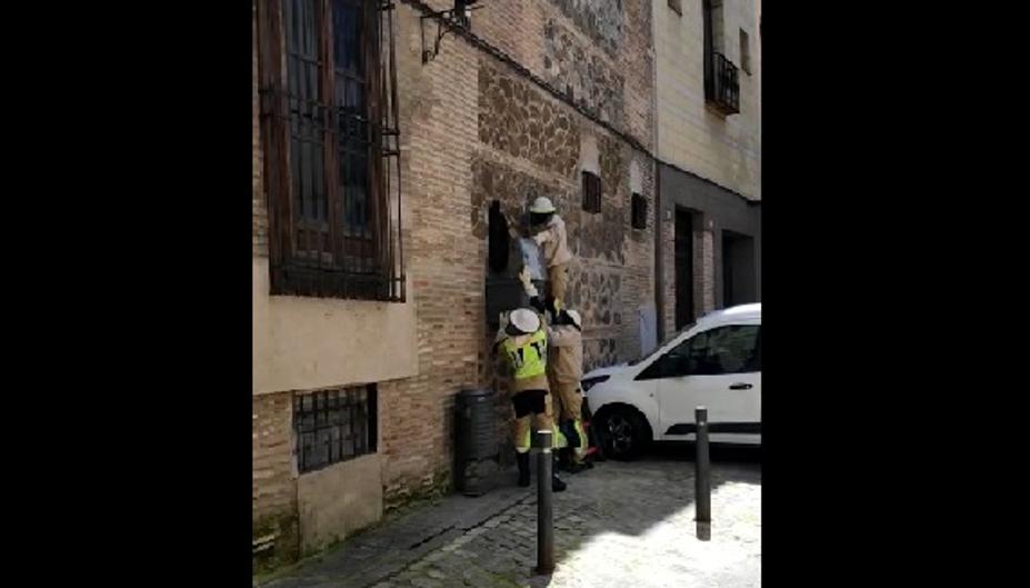 Los bomberos de Toledo retiran en el casco histórico un enjambre con más de 20.000 abejas