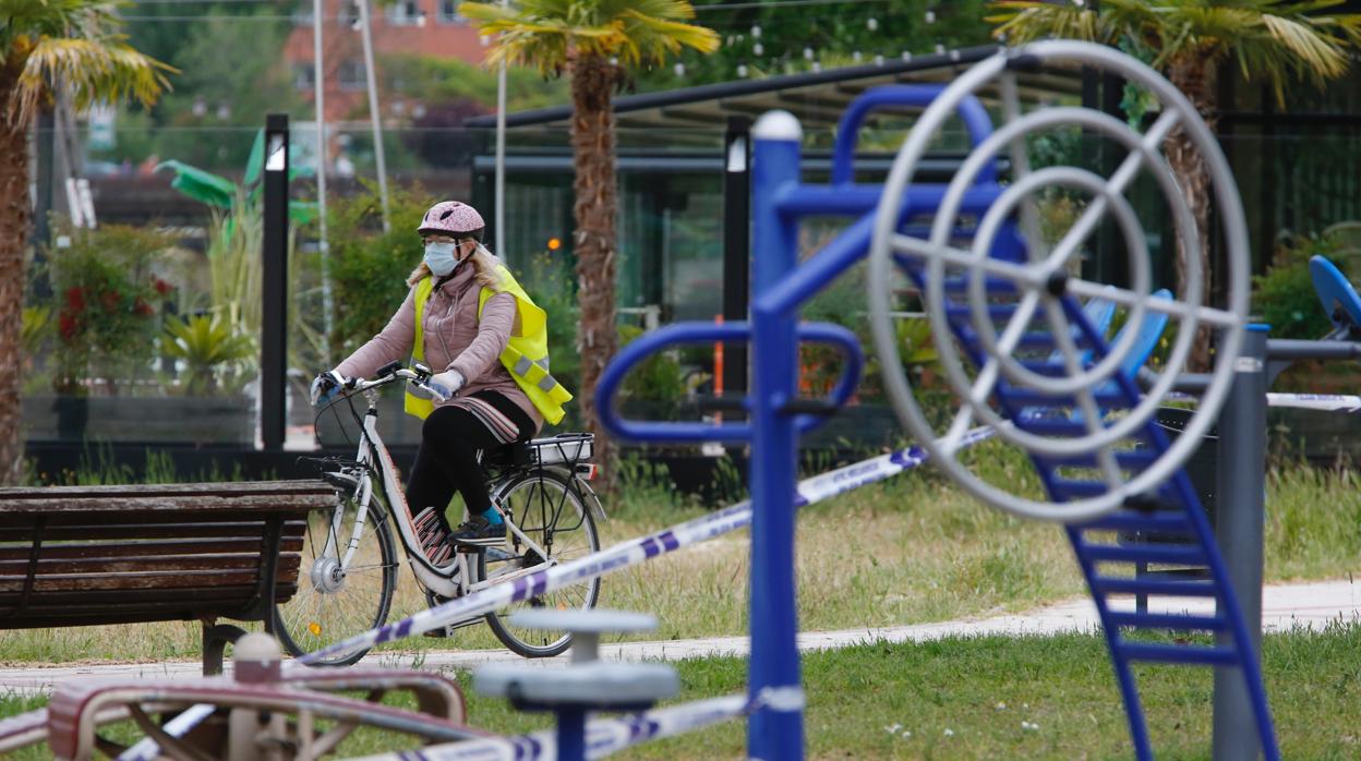 Una mujer en bicicleta en Valladolid