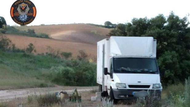 Denunciados en Toledo cuatro hombres por acampar con una tienda y un sofá en los arenales de un arroyo seco