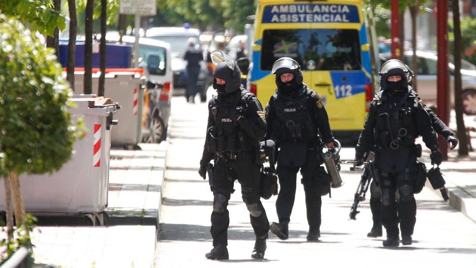 Así ha sido la tensa mañana con un hombre armado y atrincherado en su terraza en Valladolid