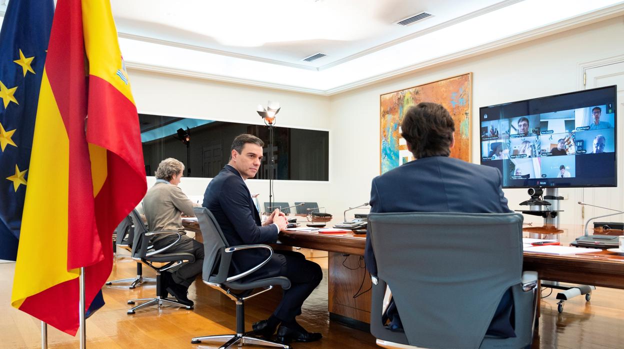 Sánchez, ayer presidiendo una reunión del comité técnico