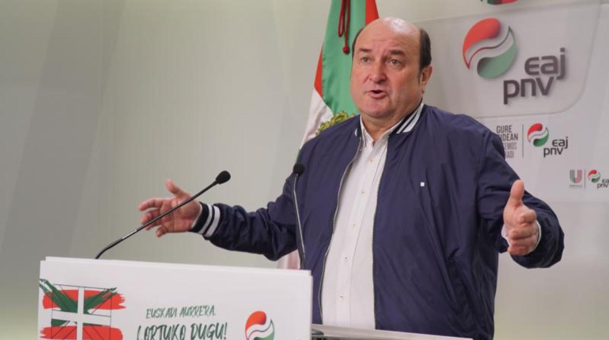 El presidente del PNV, Andoni Ortuzar, a principios de abril