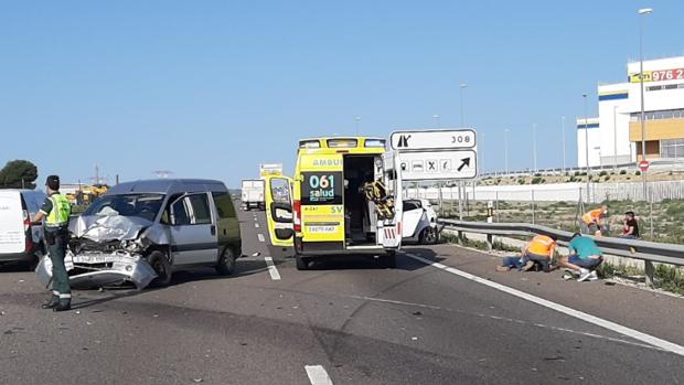 Dos heridos graves y uno leve en un aparatoso accidente múltiple en la A-2, en Zaragoza