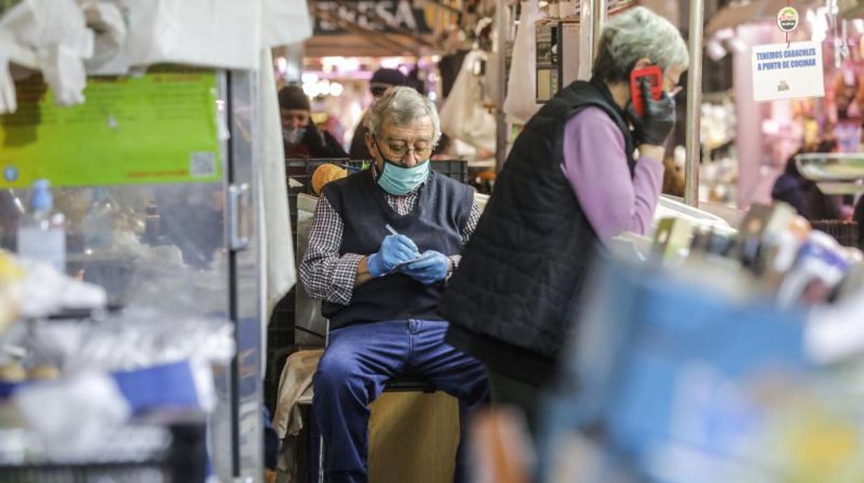 Consumidores haciendo compras de alimentación durante el actual estado de alarma por el coronavirus e Valencia