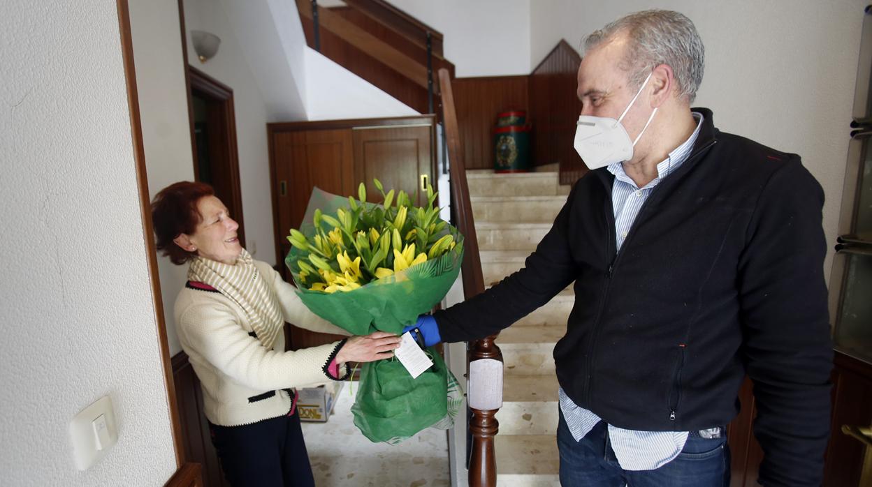 Celia, vecina de Santiago, recibe un ramo de flores de su hija Paula