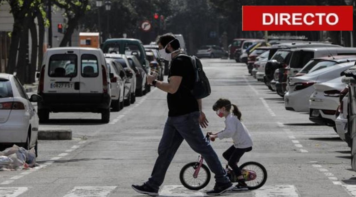 Un padre pasea con su hija