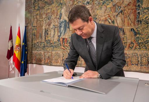 El presidente Emiliano García-Page firma el acuerdo