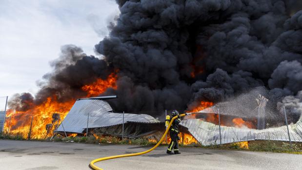 Buena parte de las instalaciones de la planta incendiada en Segovia se salvan y el fuego está ya extinguido