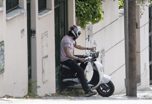 Un hombre sale de la casa subido en una moto