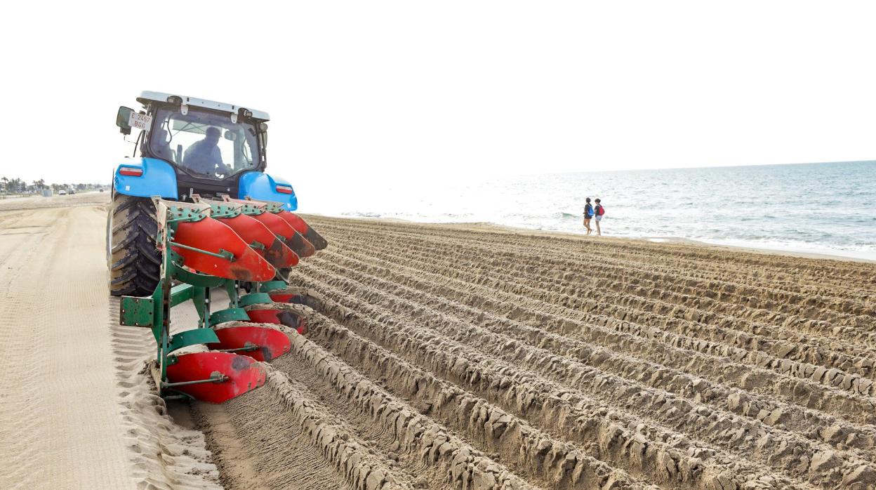 Los trabajos se han iniciado en la playa de Castelldefels