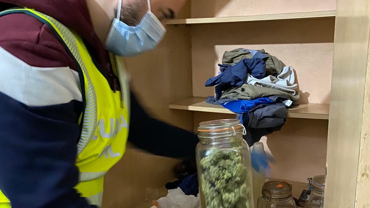 Imagen de un agente de la Guardia Civil durante el registro en el que se halló la droga