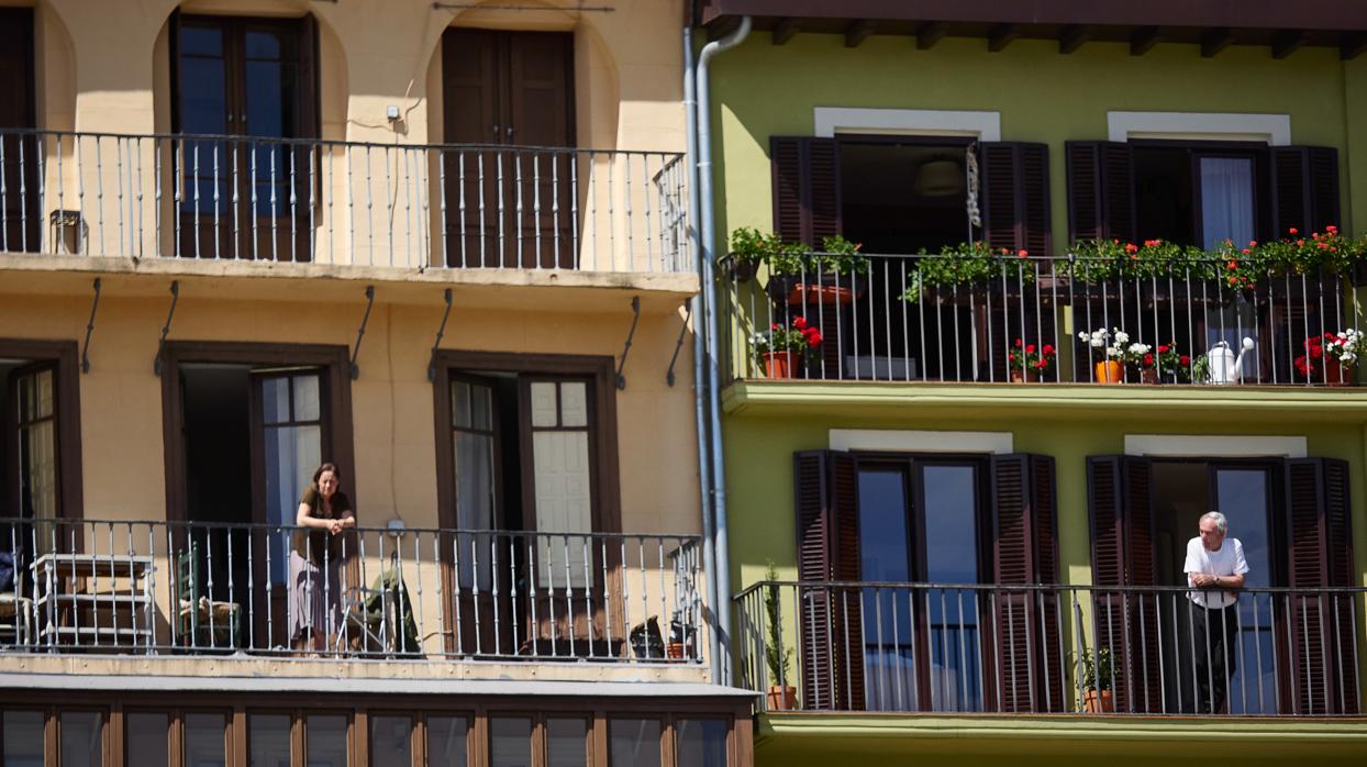 Vecinos de la Plaza del Castillo en sus balcones.