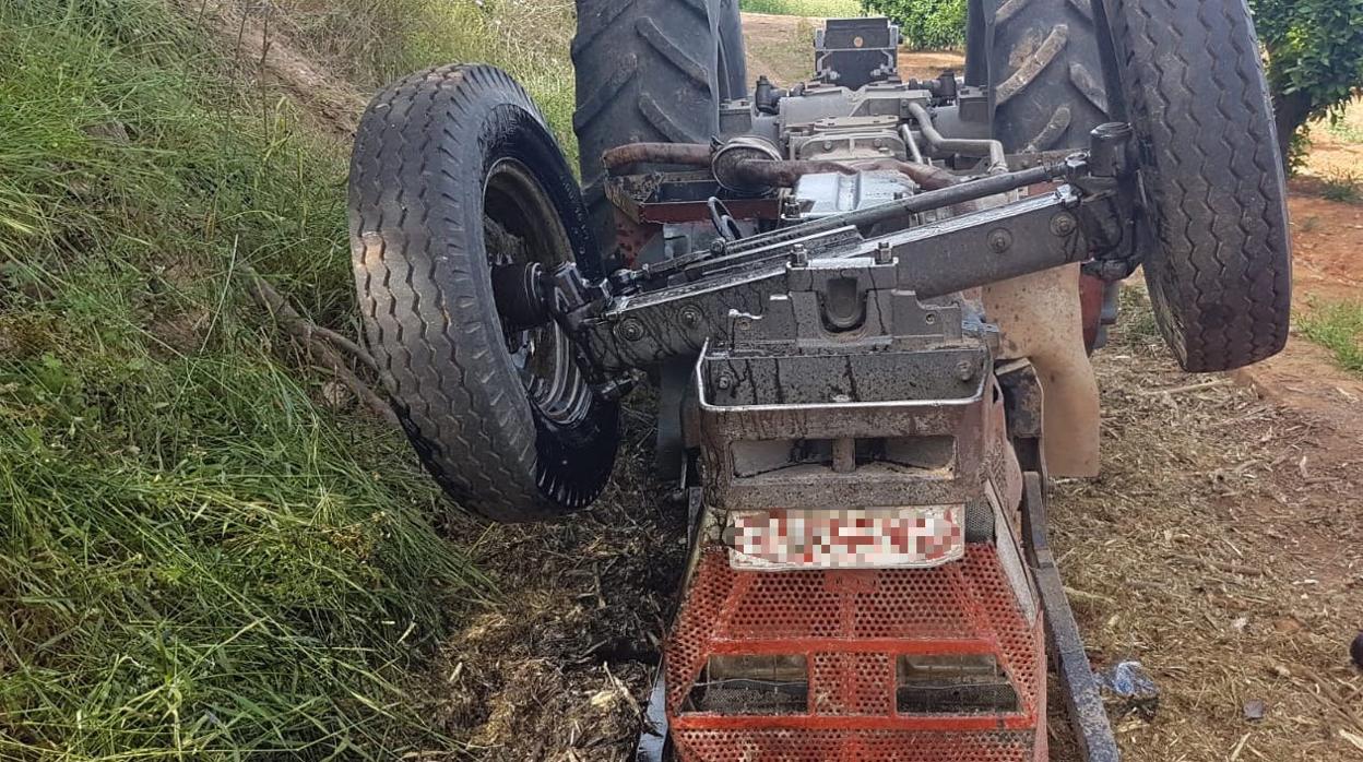 Imagen del tractor siniestrado facilitada por el Consorcio Provincial de Bomberos
