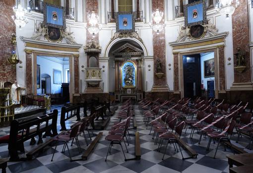 Los asientos para grupos familiares quedan reservados en las zonas laterales del templo