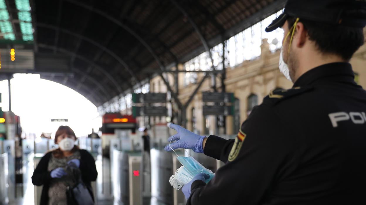 Imagen de un reparto de mascarillas en la Estación del Norte de Valencia